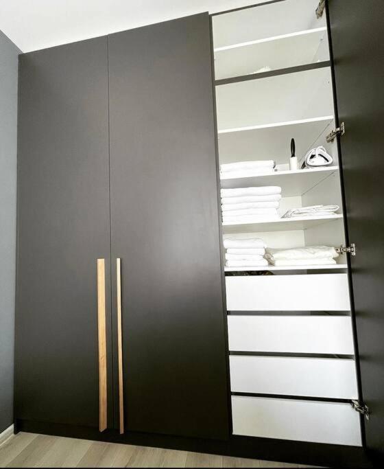 Minimalist Studio Apartment Brasov Exterior photo